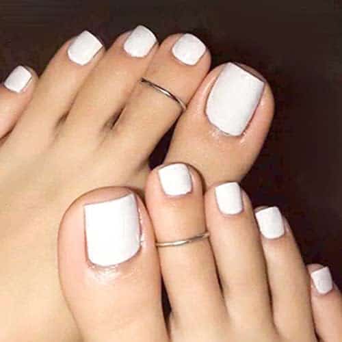 Ongles été « Kit Élégant d’Ongles Acryliques Blanc Brillant NICENEEDED, 24 pièces – Faux Ongles Courts Carrés Dorés pour les Pieds »