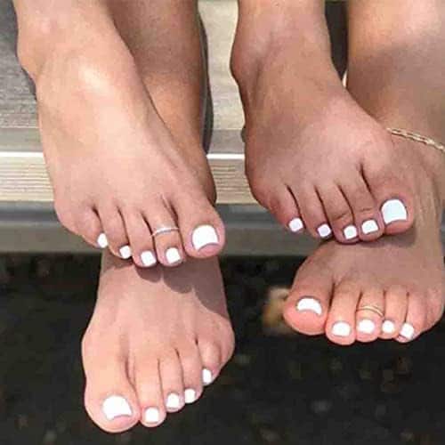 Ongles été « Kit Élégant d’Ongles Acryliques Blanc Brillant NICENEEDED, 24 pièces – Faux Ongles Courts Carrés Dorés pour les Pieds » – Image 5